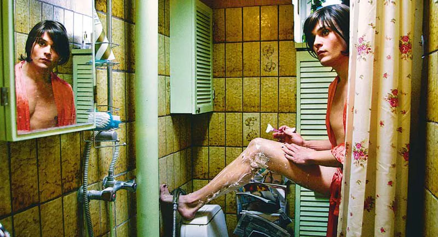 32-aastane Veronica ehk Ulrik (David Dencik) on transseksuazaal, kes ootab pääsu soovahetuse operatsioonile.