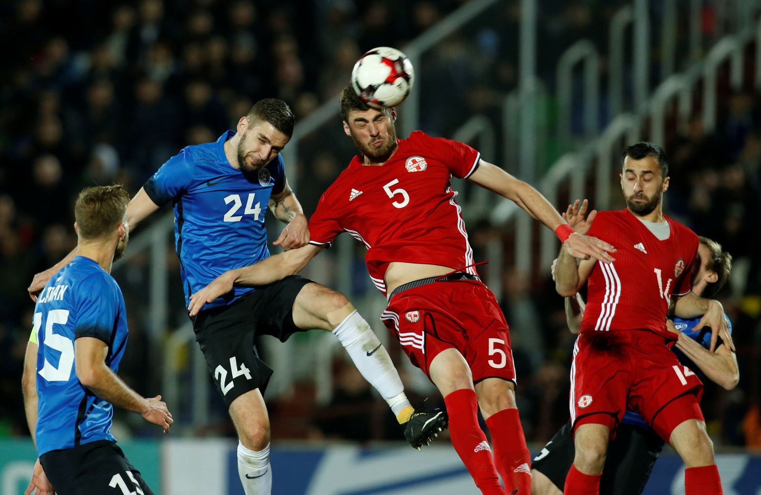 Viimati kolme ja poole aasta eest Eesti koondises mänginud Igor Morozov (nr 24) jäi eile mitmel puhul hätta - nagu ka sel pildi duellis Solomon Kvirkveliaga.