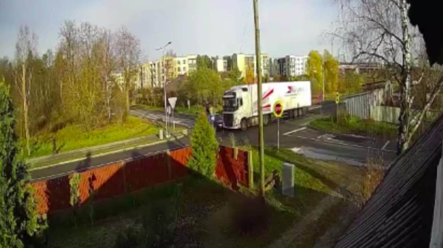 Notikusi smaga avārija bīstamākajā krustojumā Rīgā. Sabojāts privātīpašums.