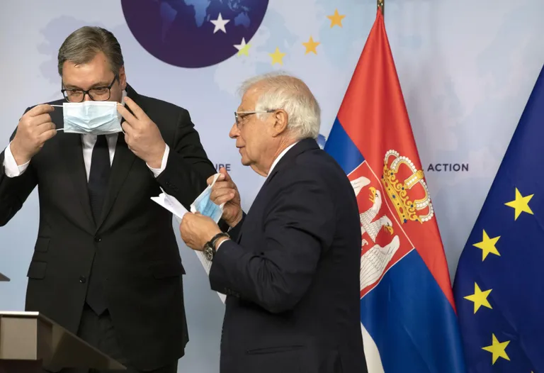 Serbia president Aleksandar Vučić (vasakul) ja ELi välispoliitika juht Josep Borrell tänavu aprillis Brüsselis. Belgradi valmidus ühildada oma välispoliitikat eriti Venemaa ja Hiina osas ELi omaga on napp.