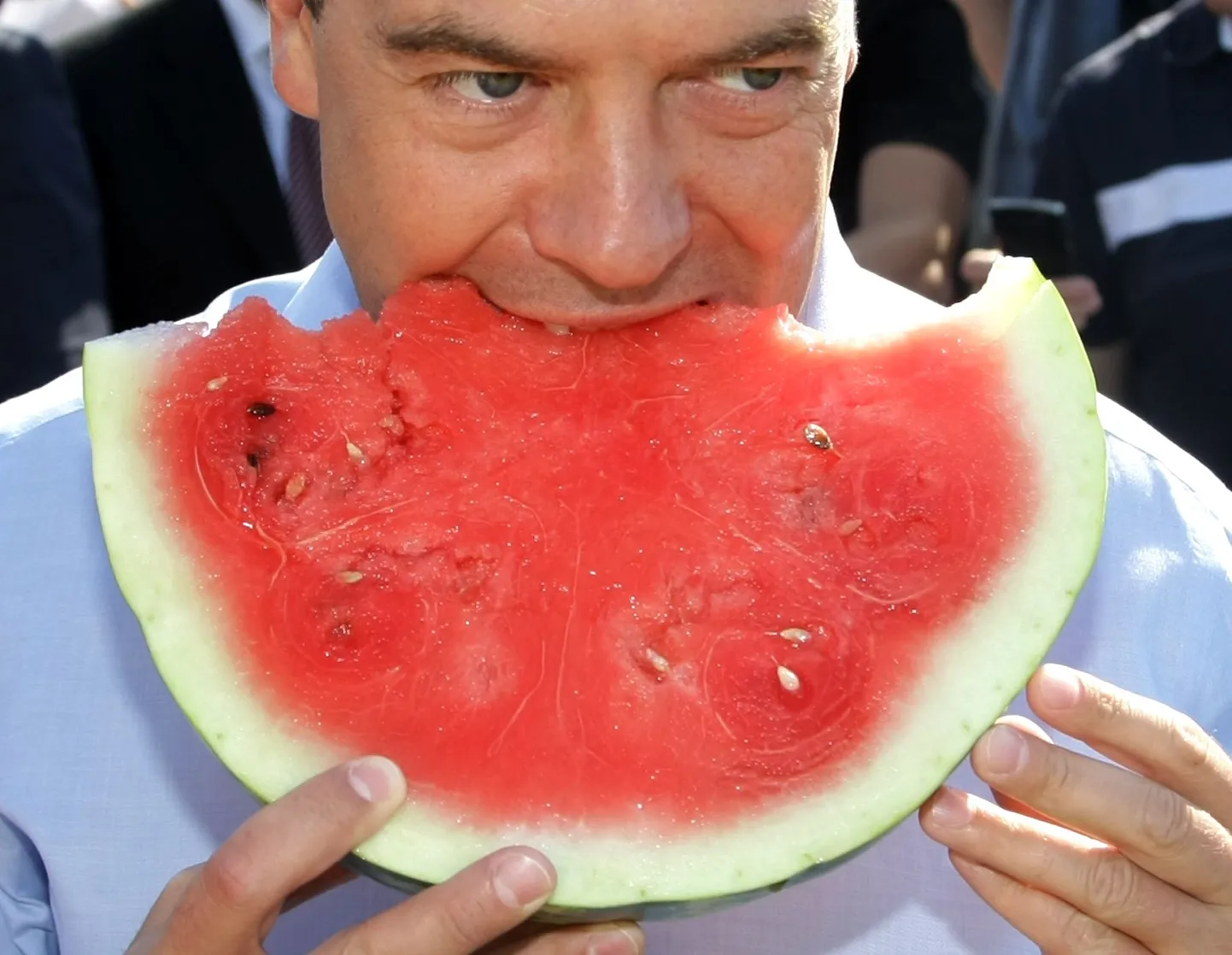 Venemaa president Dmitri Medvedev arbuusi söömas