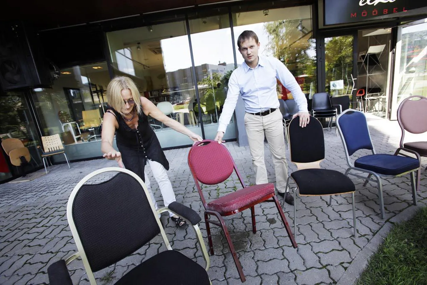 Elke mööblifirma juhatuse liige Anu Hiiop ja tegevjuht Siim Siigur sätivad poe ette «vabale turule» toole, mis ei ole müügiks enam kõlblikud.