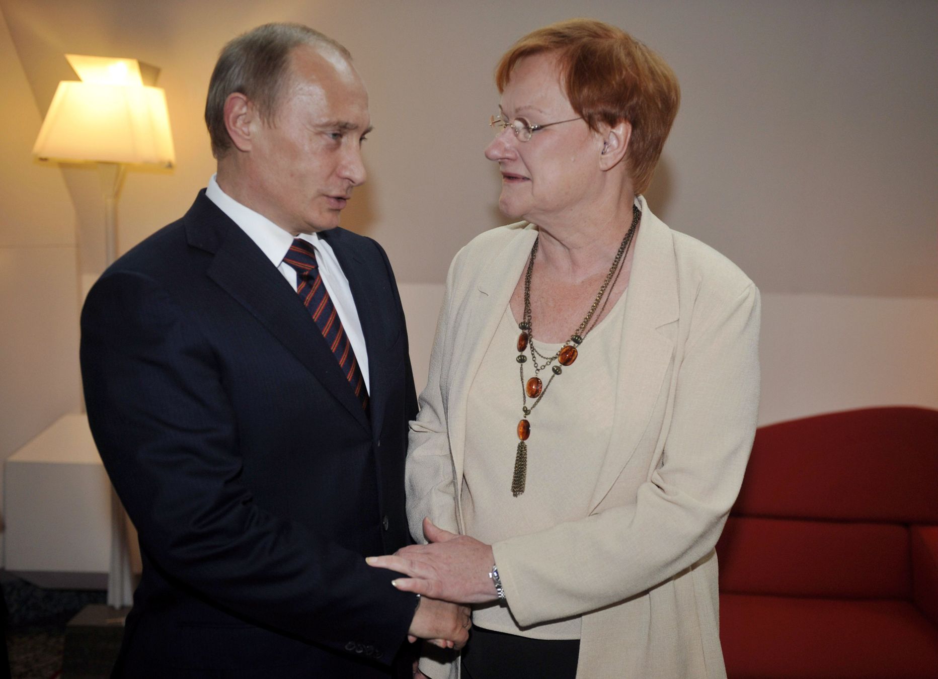 Путин и Халонен на встрече в Хельсинки летом 2009 г.