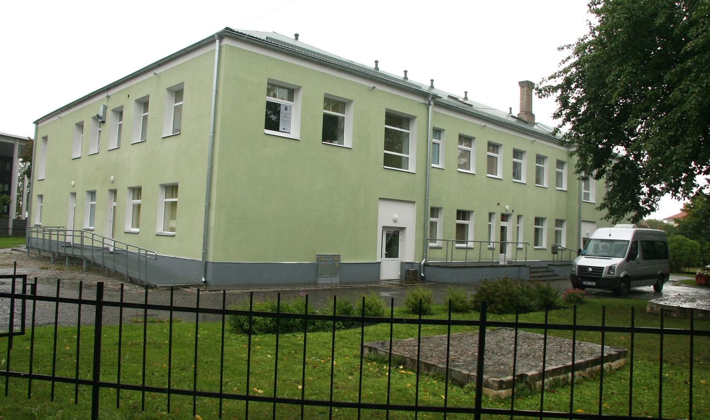 В Йыхви большая часть услуг, оказываемых детям с инвалидностью, сосредоточена в этом здании, где работает НКО "Puuetega Laste Tugikodu Päikesekiir".