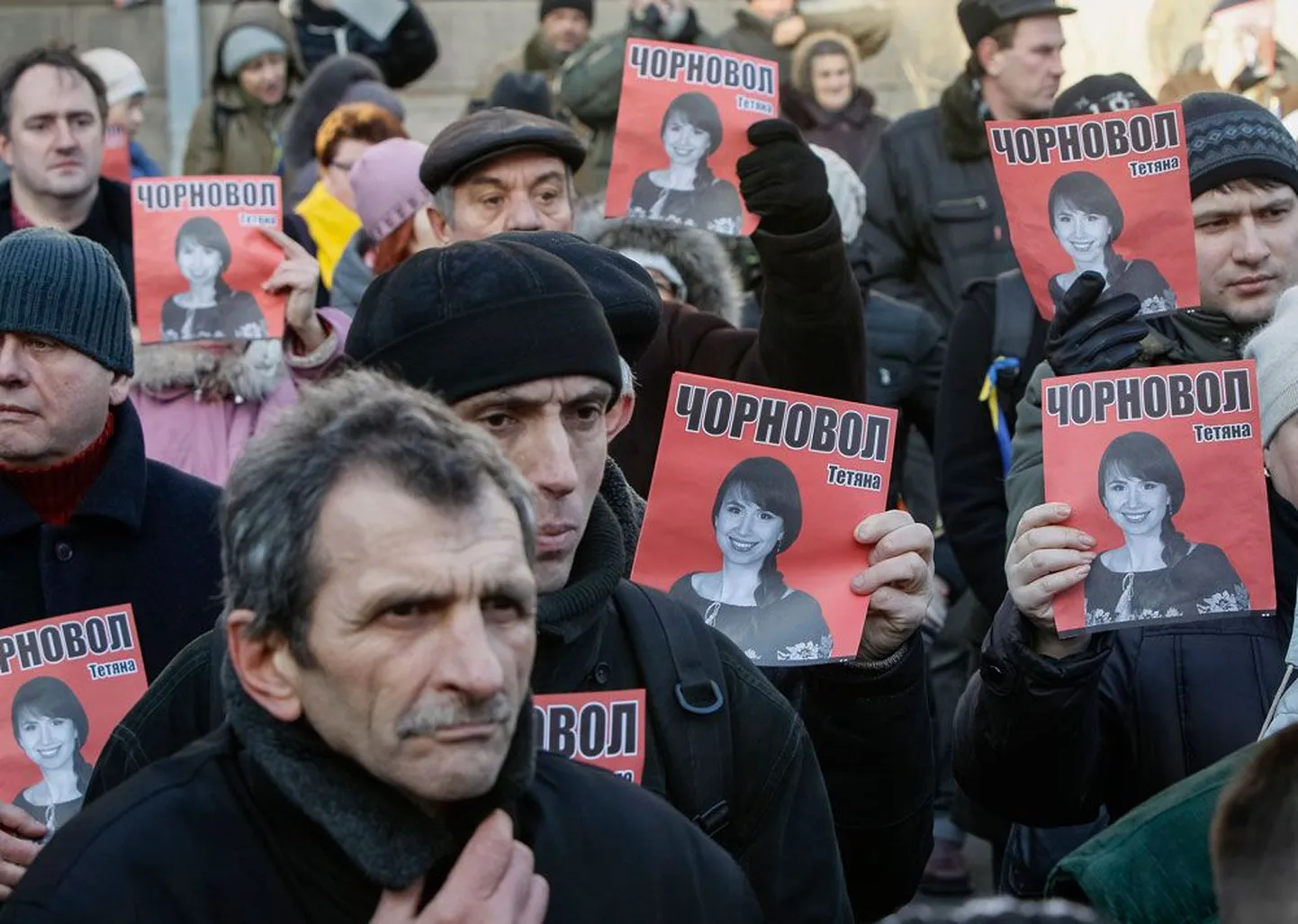Meeleavaldus Kiievis, kus kanti plakateid fotodega Tšornovolist enne ja pärast peksmist.