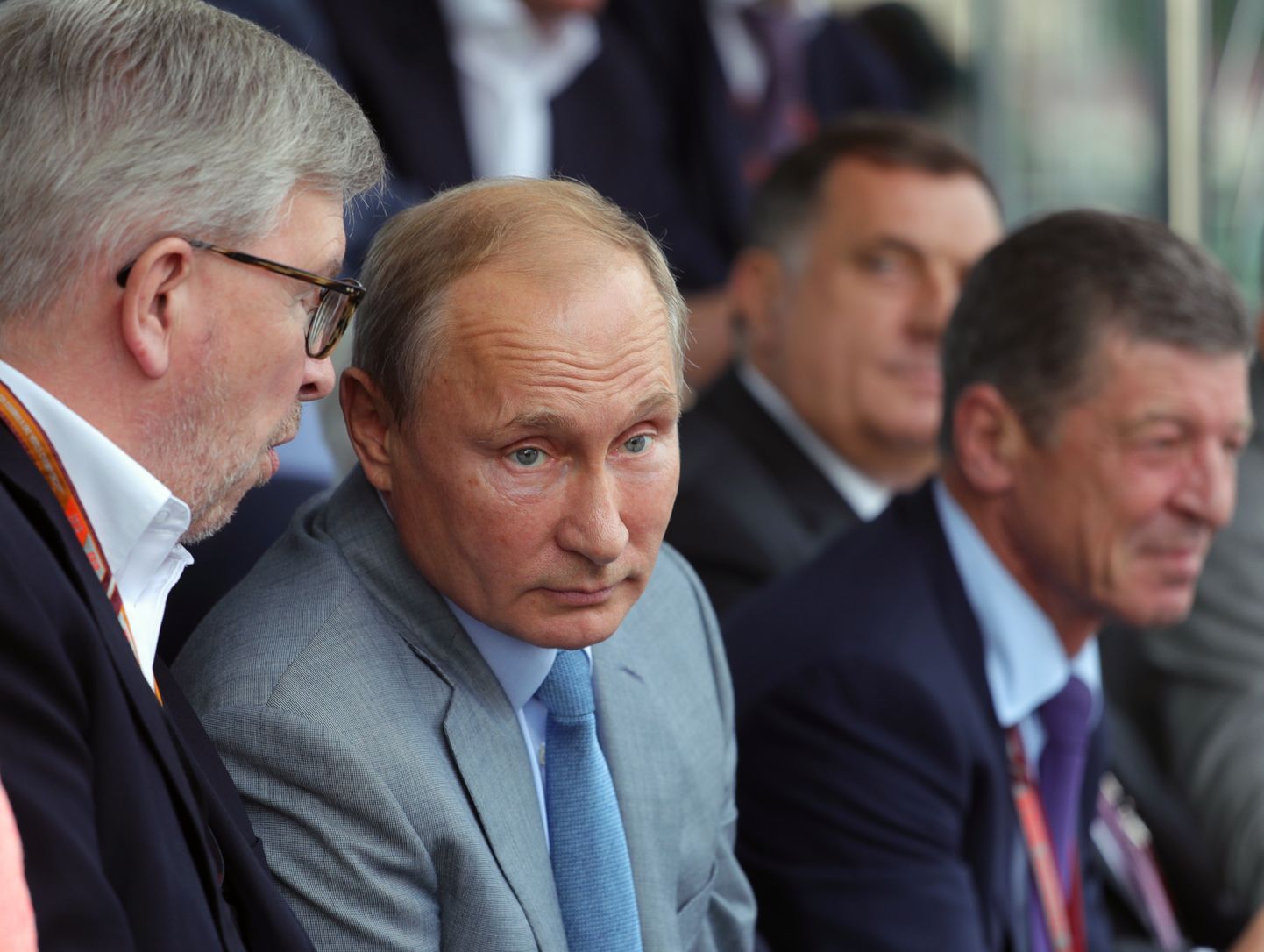 F1-sarja üks juhte, Ross Brawn rääkimas Venemaa presidendi Vladimir Putiniga. Võistlusrajal toimuvat jälgib asepeaminister Dmitri Kozak.