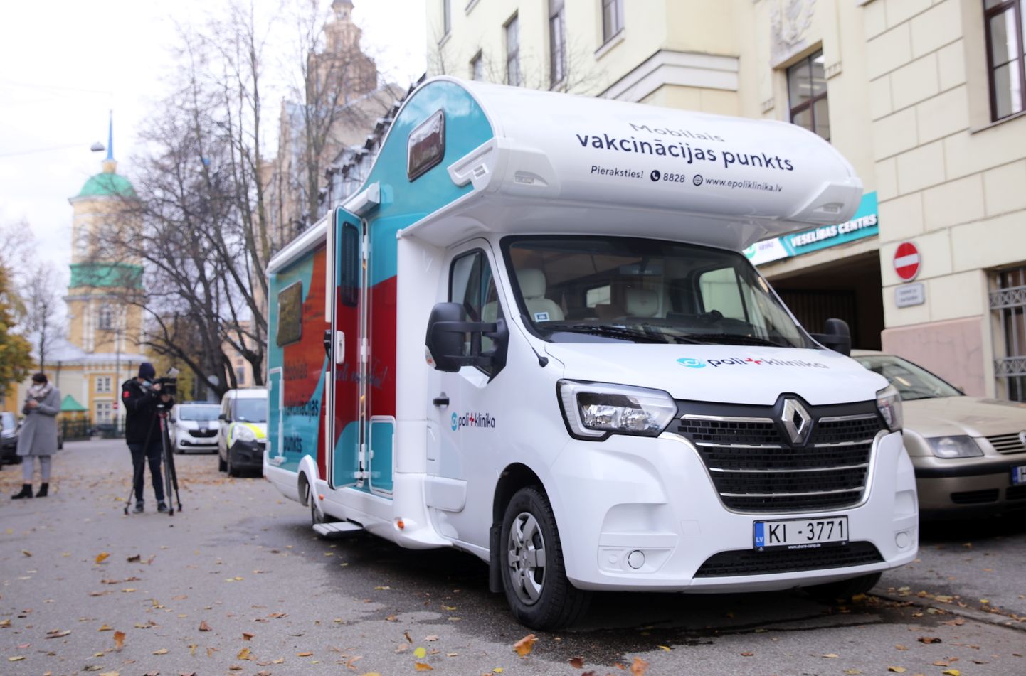 "Veselības centru apvienības" sagatavotais mikroautobuss, kas, atsaucoties pieprasījumam, nodrošinās vakcinācijas procesa pret Covid-19 mobilitāti uzņēmumos un pašvaldībās visā Latvijā.