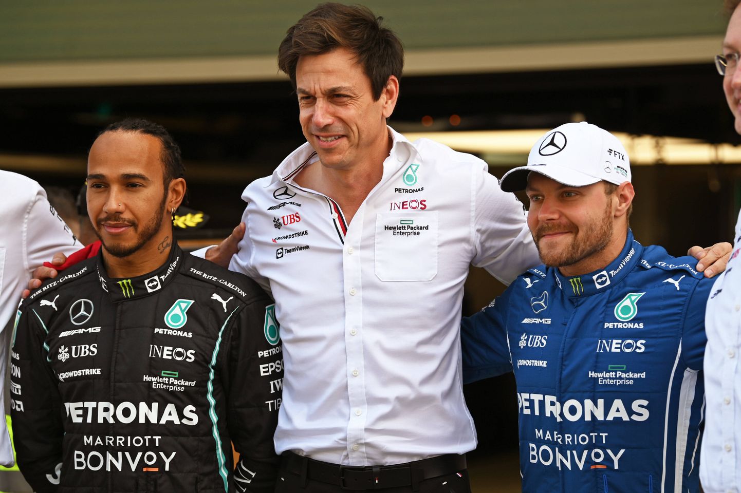 Toto Wolff (keskel) koos oma hoolealuste Lewis Hamiltoni ja Valtteri Bottasega.