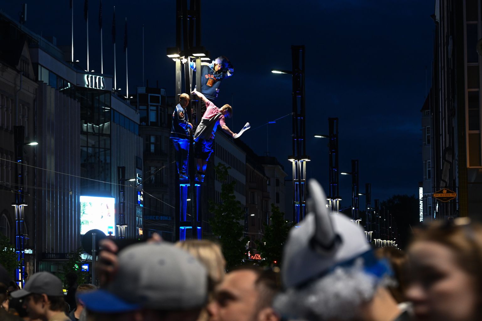 Soomlased tähistasid oma jäähokikoondise maailmameistriks tulemist 29. mail 2022. Pildil on tähistajaid näha Tamperes ronimas tänavavalgustusposti otsa