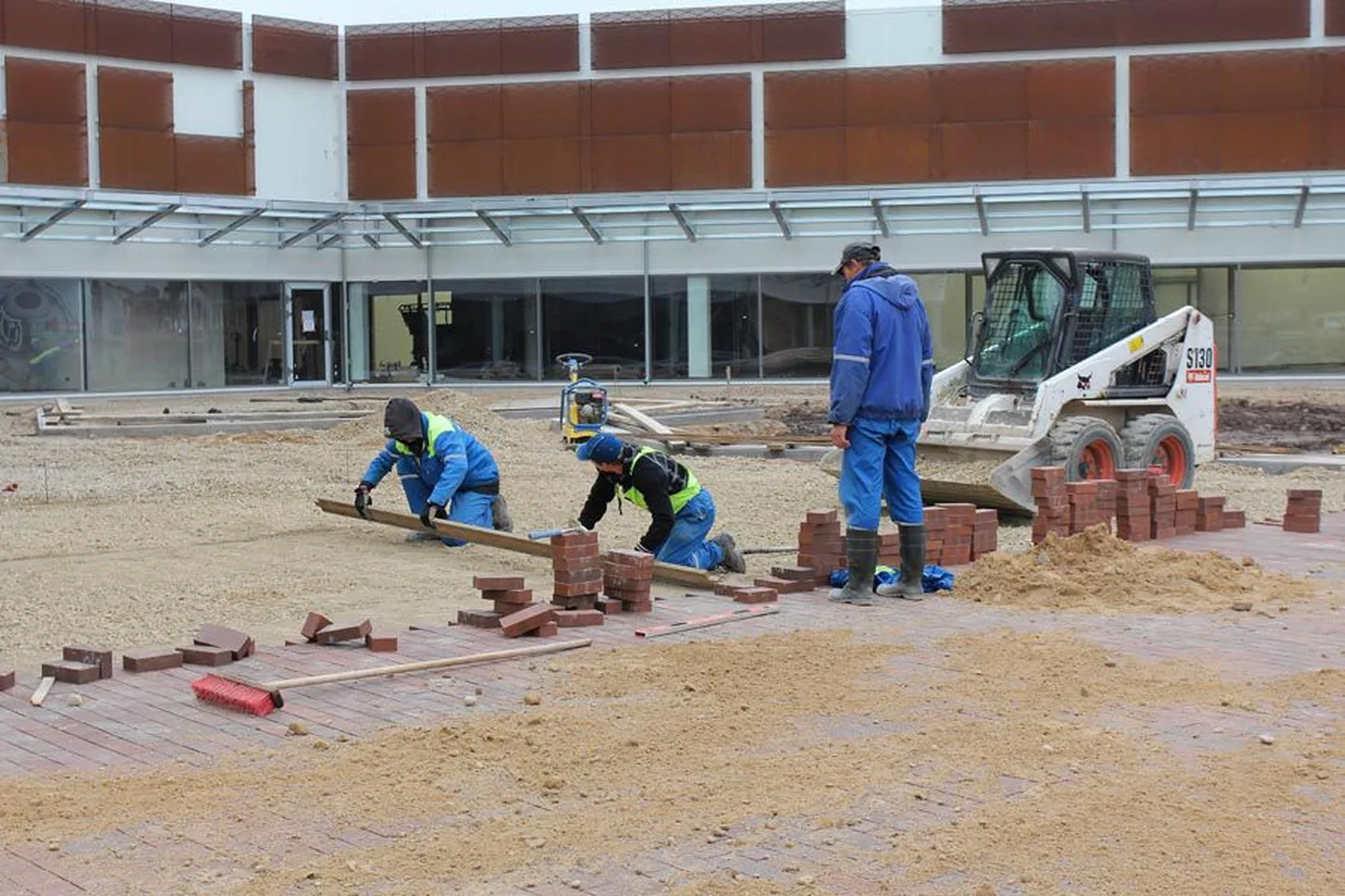 Ehitajatel on töö lõpetamiseni jäänud veel vähem kui kuu, sest siis alustavad kauplused tööd.