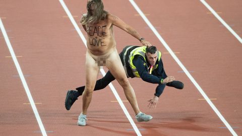 Галерея: голый мужчина пробежал по стадиону перед финалом забега на ЧМ в Лондоне