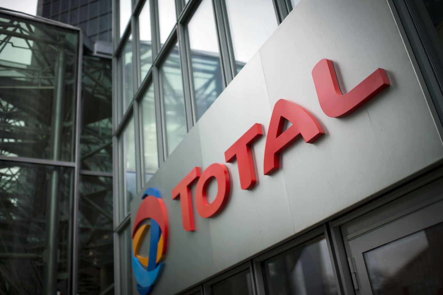 Prantsuse energiafirma Total logo ettevõtte Pariis peakorteri fassaadil.