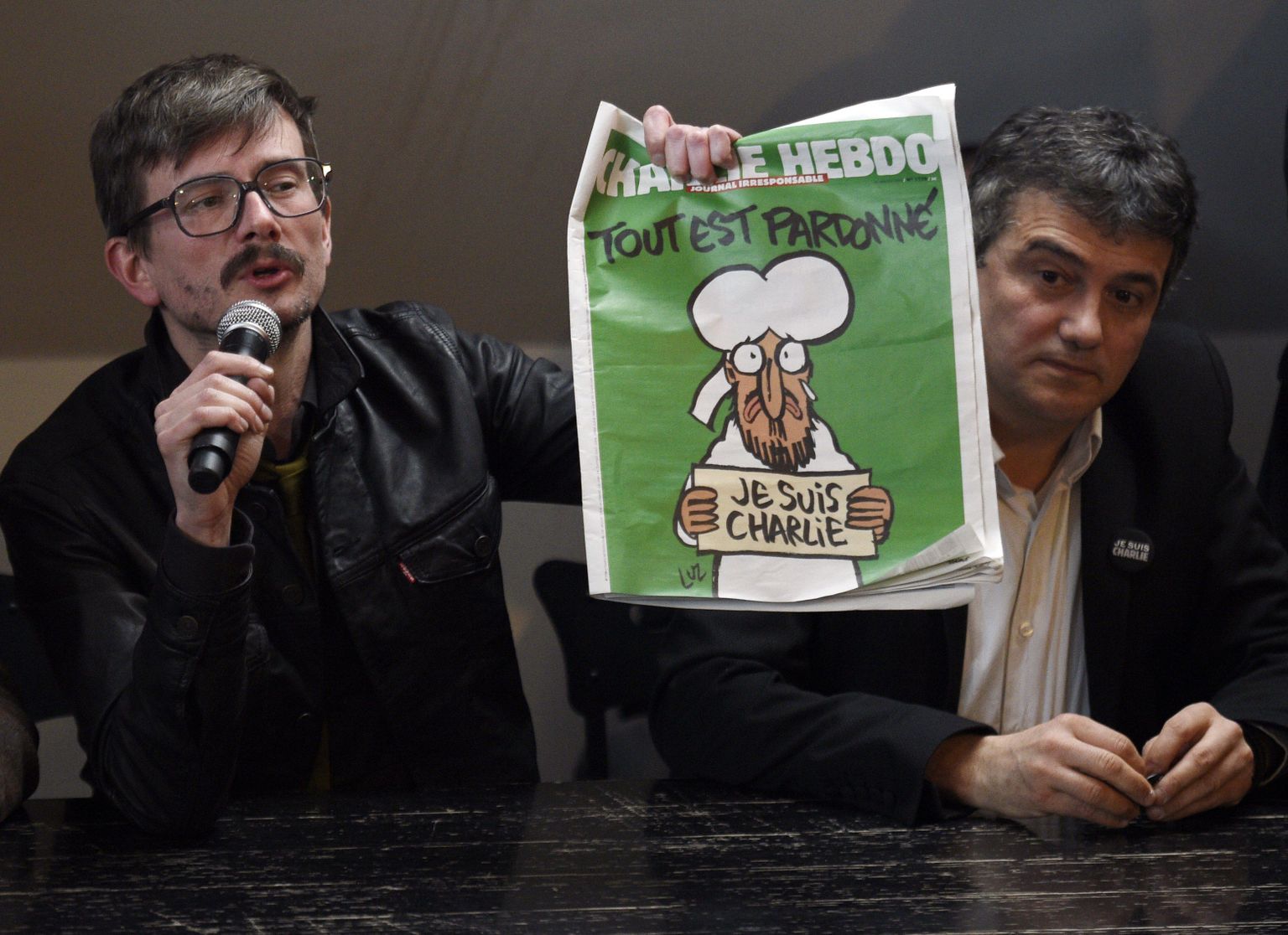 Prantsuse karikaturist Renald Luzier tutvustamas meediale Charlie Hebdo uut numbrit