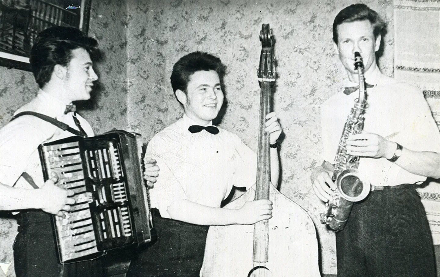 MUUSIKUD: Lipsu kõrtsis mängis 1950-ndate lõpul trio Juri Lukanin (akordion), Herbert Priske (kontrabass) ja Hellar Saar (saksofon). Foto: erakogu