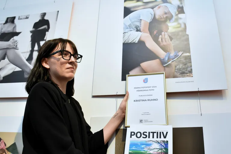 “Pärnumaa foto” publiku lemmikuks osutus Kristina Ruhno foto “Kuula mind”. Pildil linnagalerii juhataja Mareli Reinhold.