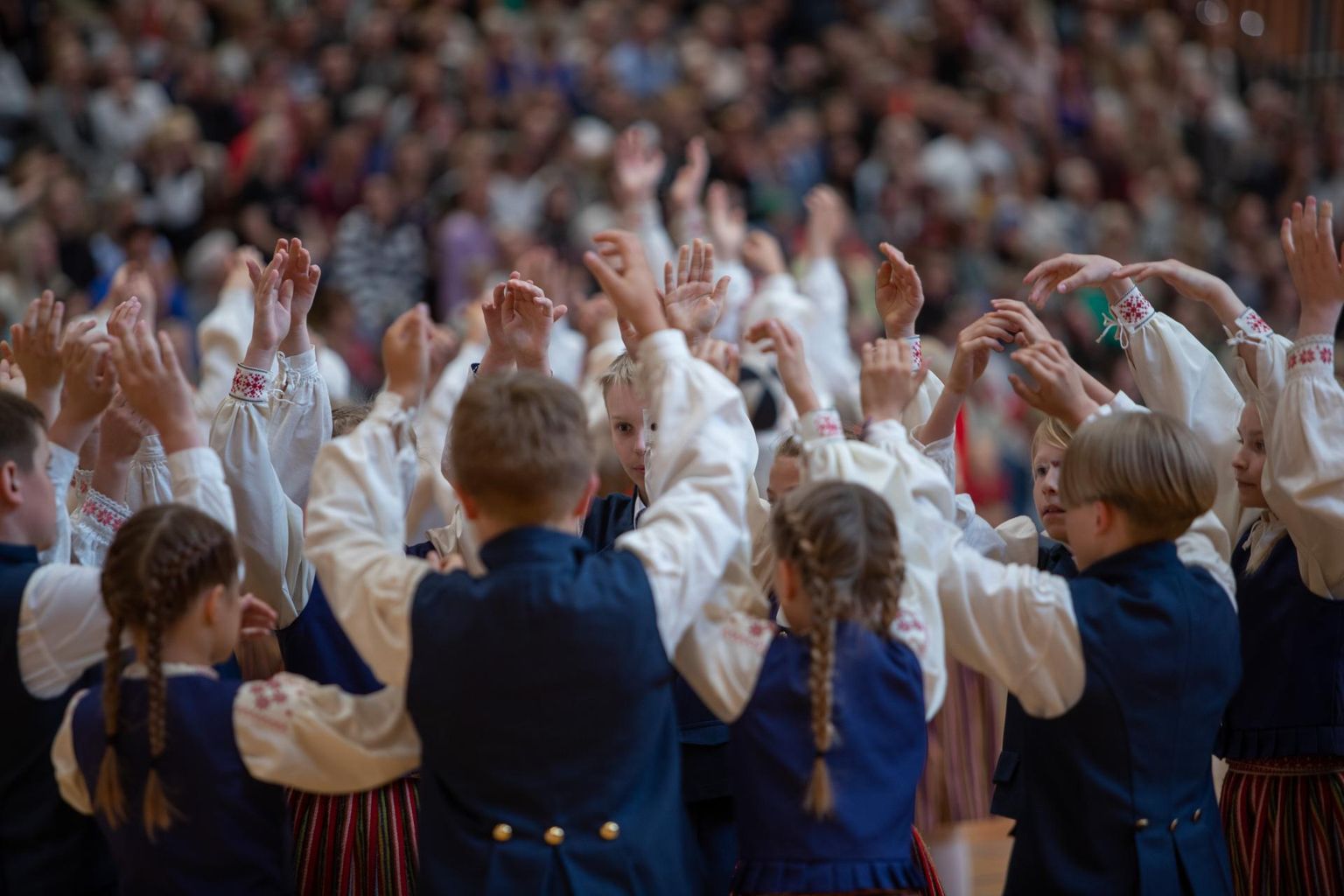 Laupäeval peeti Viljandimaa noorte laulu- ja tantsupidu «Kasvame koos». Lauljad esinesid lauluväljakul ja tantsijad spordihoones.