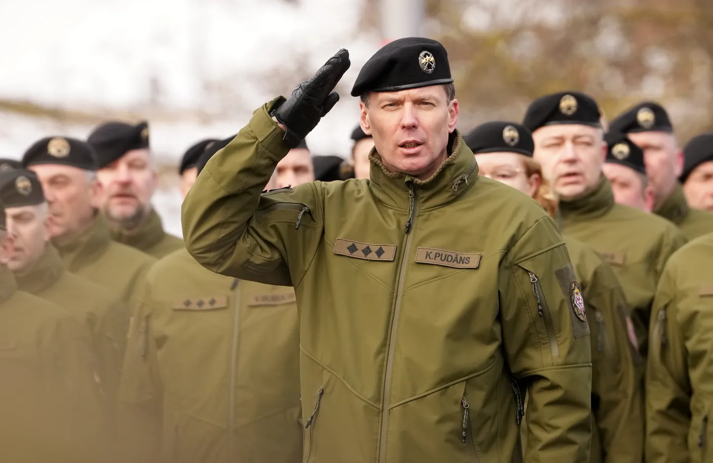 Zemessardzes komandieris pulkvedis Kaspars Pudāns piedalās pasākumā pie Brīvības pieminekļa, kur notiek Zemessardzes komandiera maiņas svinīgā ceremonija, kurā Zemessardzes komandiera amatā stājās pulkvedis Pudāns, nomainot līdzšinējo komandieri brigādes ģenerāli Egilu Leščinski.