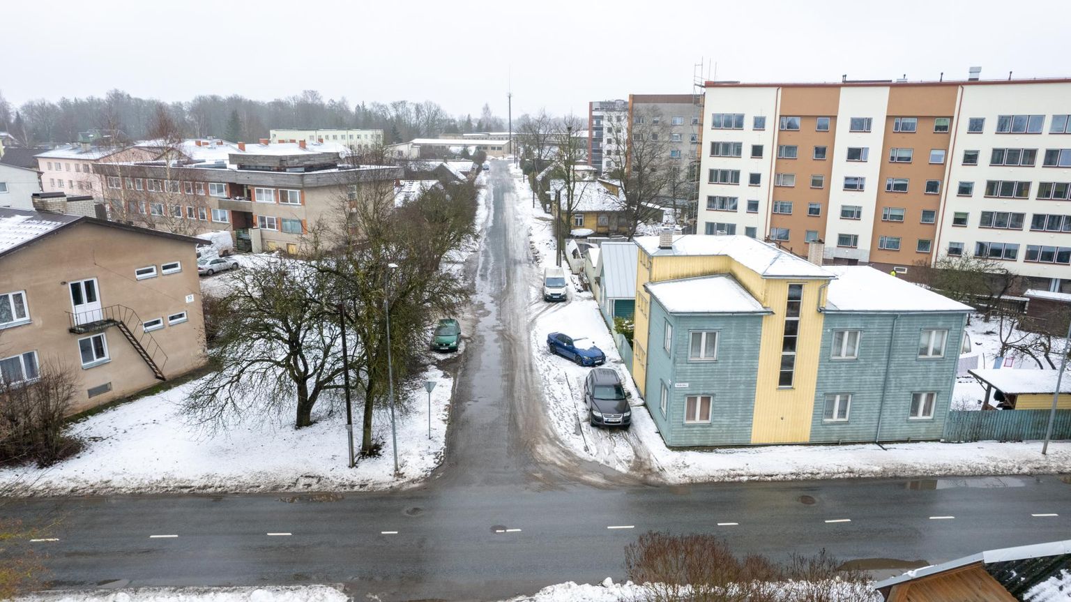 Männimäe ja Kantreküla vahel asuval Malmi tänaval rebisid poisid pensioniealiselt naiselt tema käekoti.