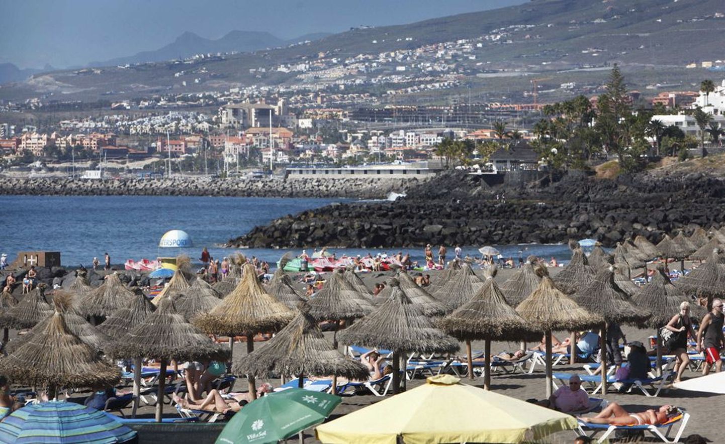Kunagisest vaiksest kalurikülast Los Cristianosest on Tenerifel saanud üks peamisi turismilinnu, kus vee ääres võib kaluripaatide asemel leida päevitavad turistid.