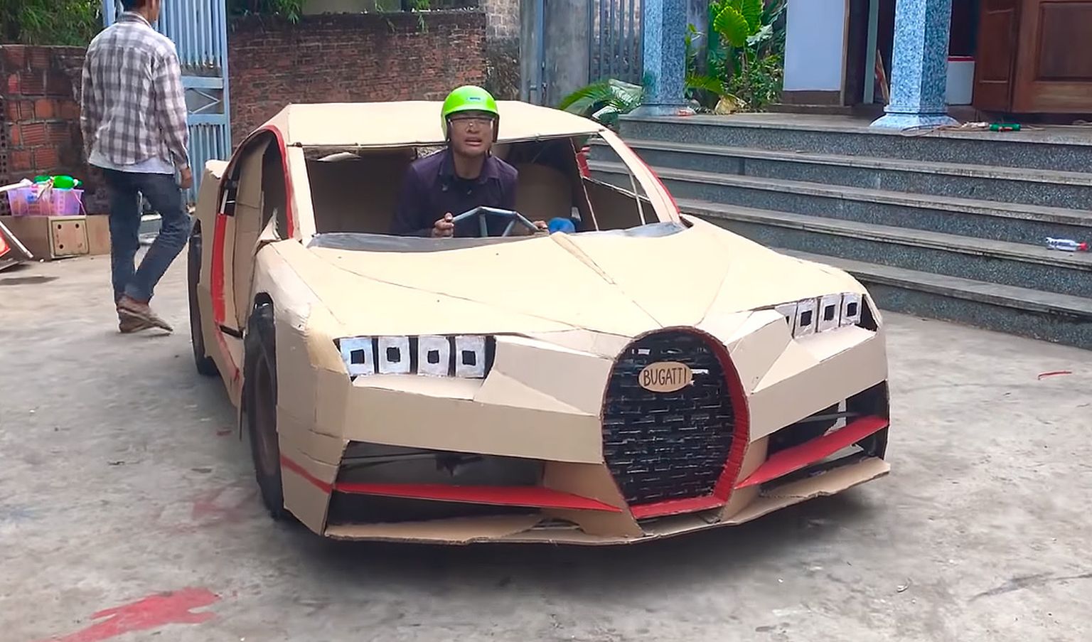Vjetnamiešu blogeri uzbūvē pasaulē ātrākā auto Bugatti Chiron versiju no kartona