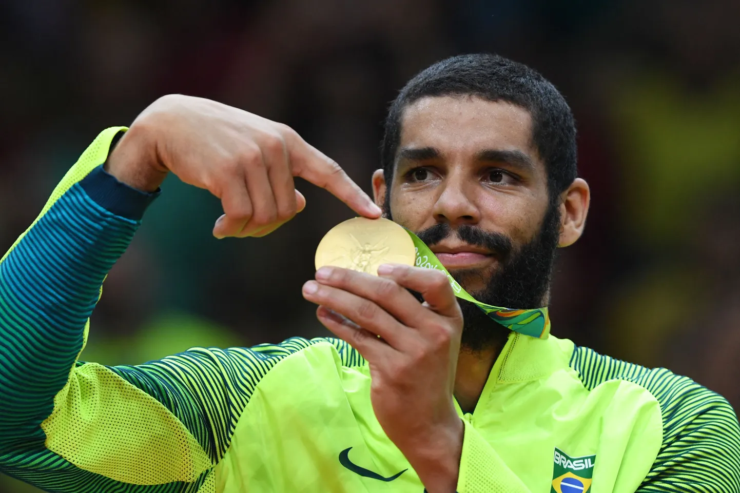 Wallace de Souza poseerimas ühes olümpiakullaga.