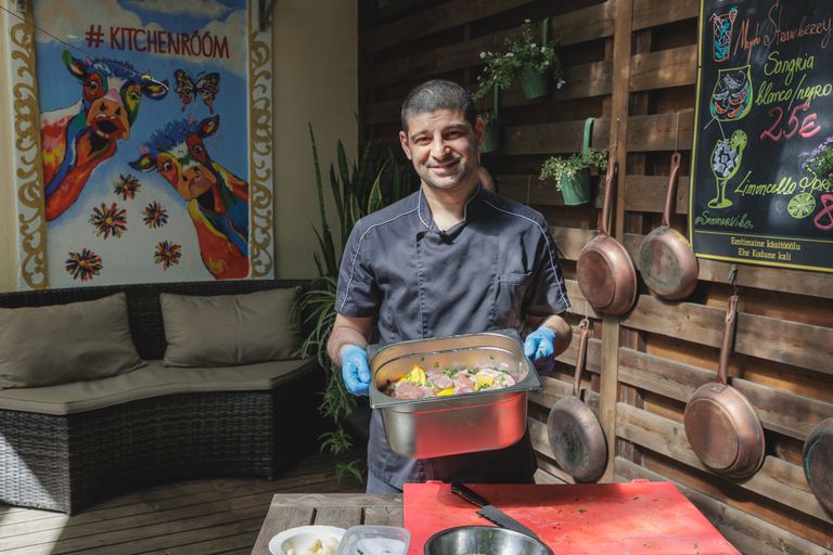 Повар Ваган Саркисян знает все секреты приготовления вкусного шашлыка