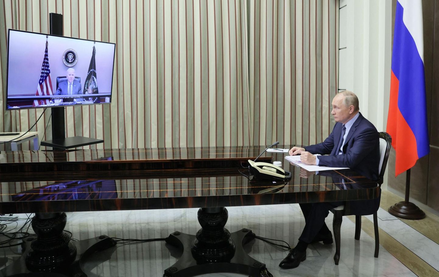 Vladimir Putin ja Joe Biden eilse videokõne alguses. Biden viibis suletud uste taga Valge Maja kriisikeskuses, Putin Sotši residentsis.