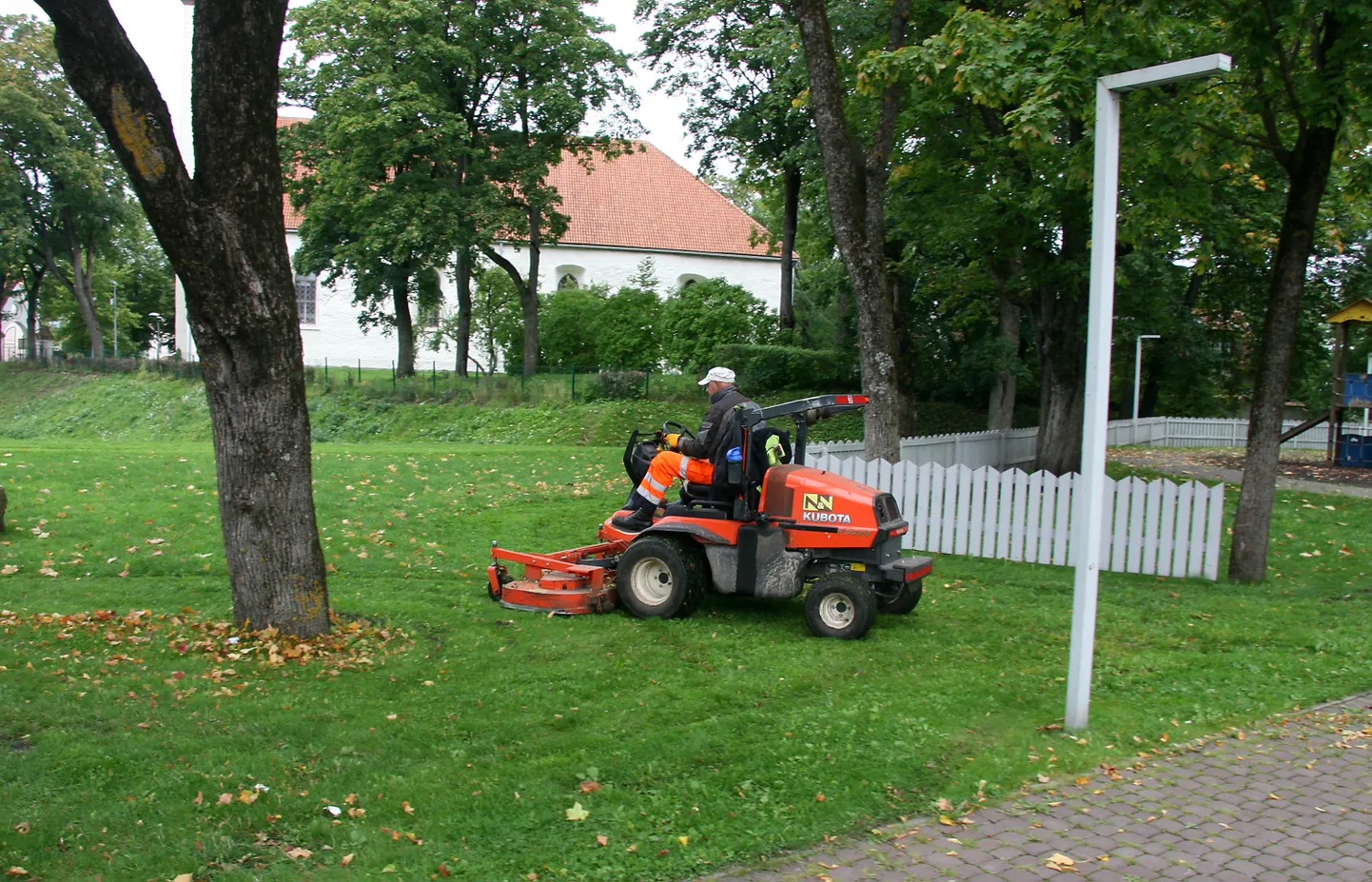 N&V on Jõhvis muru niitnud juba aastaid, vallavalitsus on rahulolematust avaldama asunud alates sellest suvest.