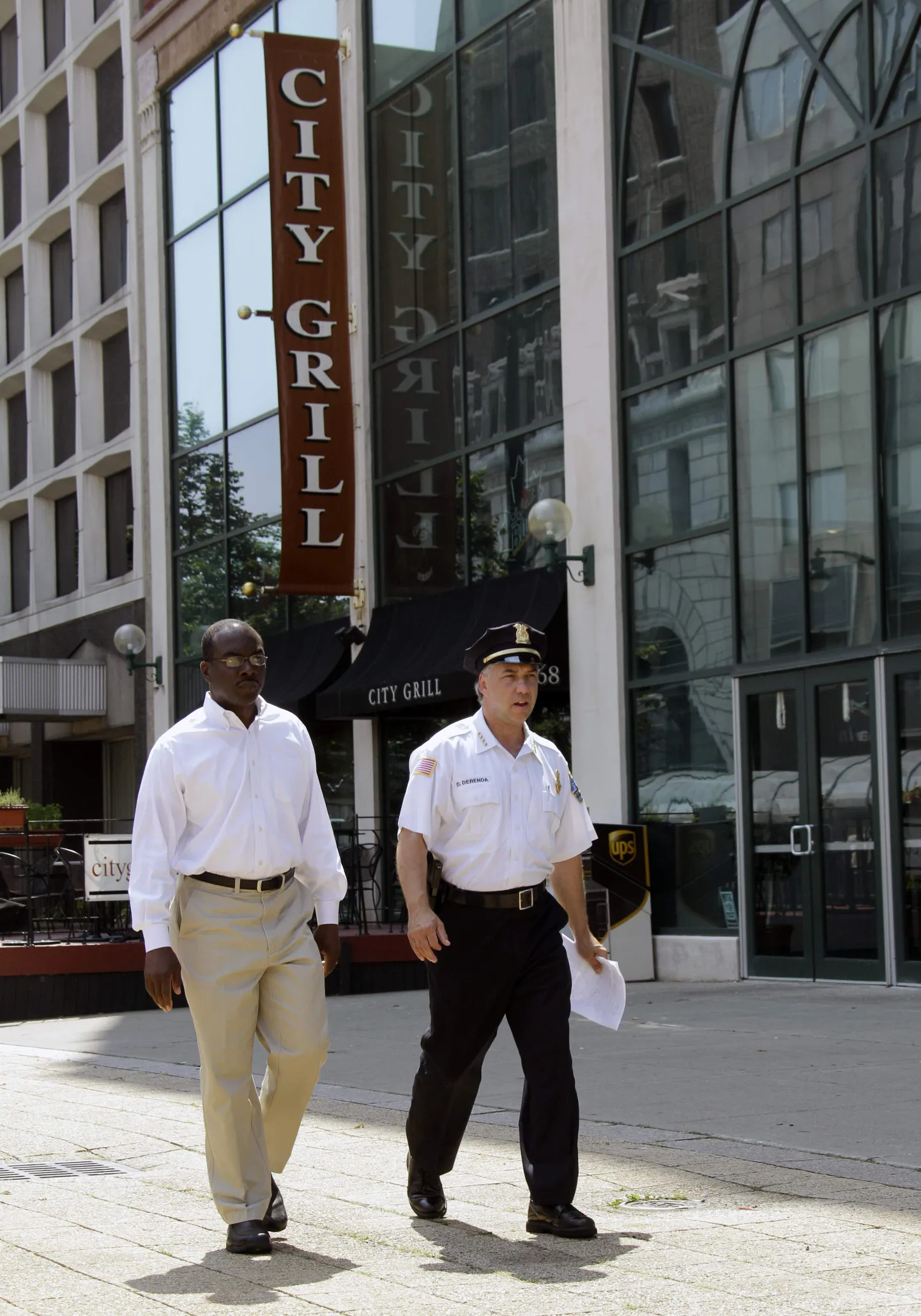 Buffalo linnapea Byron Brown ja politseiülem Daniel Derenda (paremal) City Grilli juures.