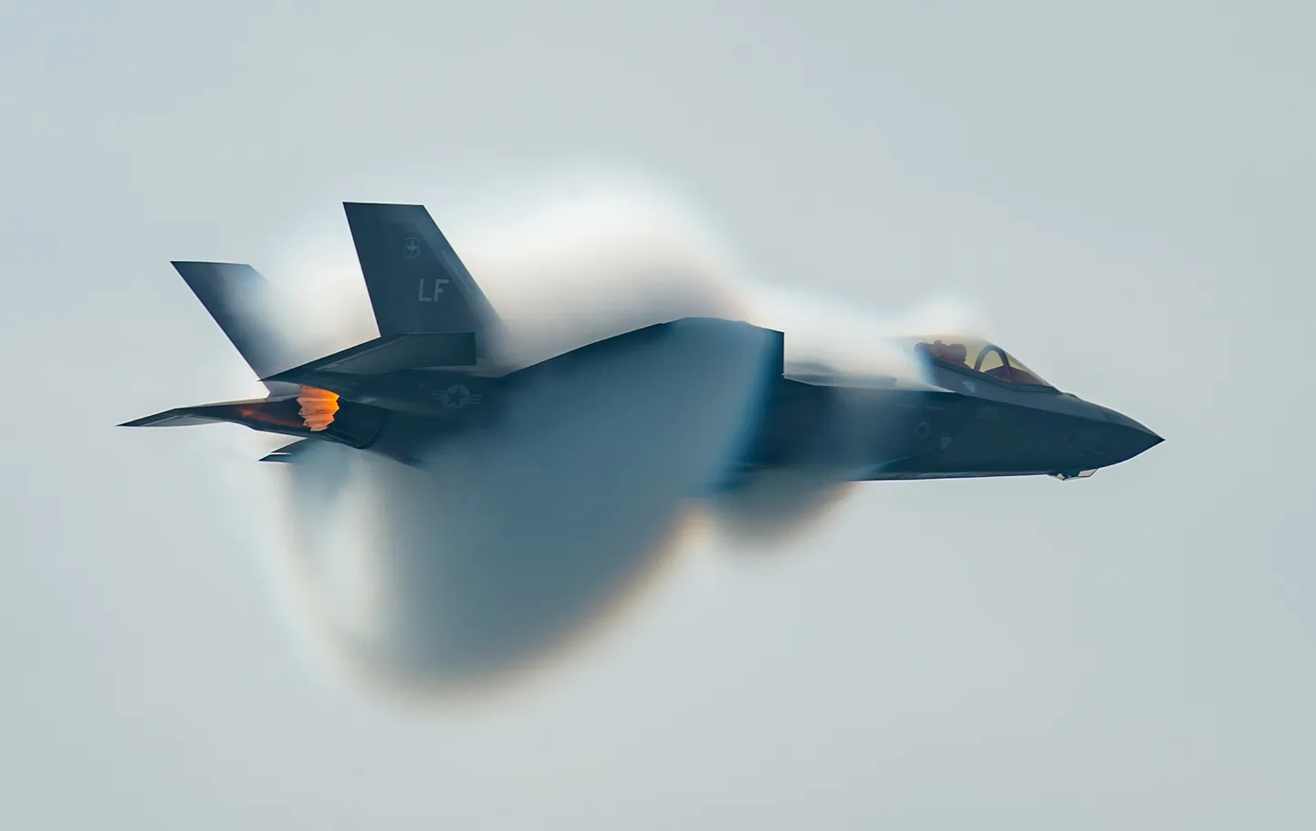 ASV Gaisa spēku 2018. gada 11. oktobrī izplatītajā fotoattēlā redzams F-35 Heritage Flight Team pilots, kas veic paraugdemonstrējumus Kanādas starptautiskās gaisa izstādes laikā Toronto, Kanādā, 2018. gada 1. septembrī.