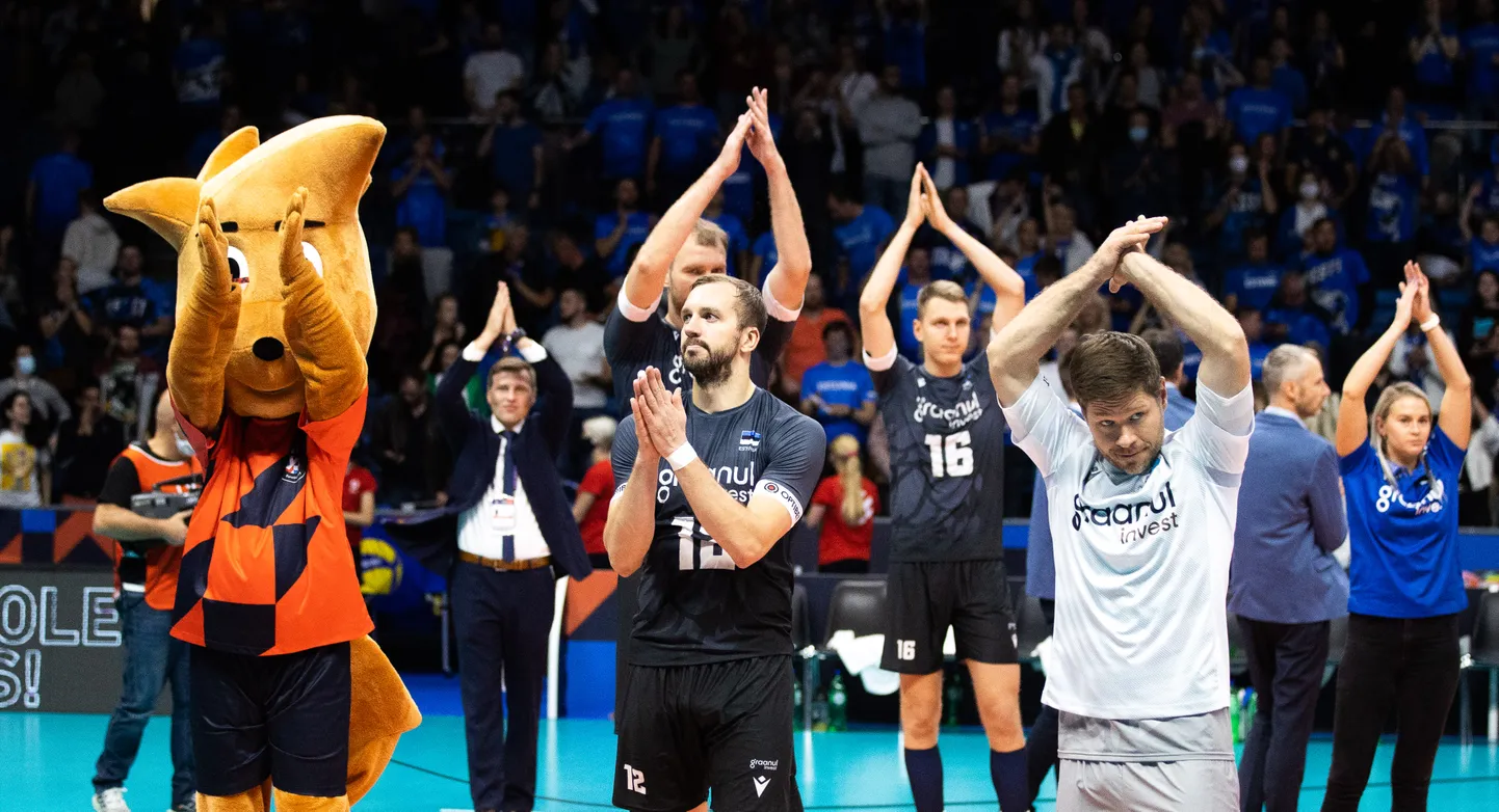 Eesti koondislased fännidele aplodeerimas.