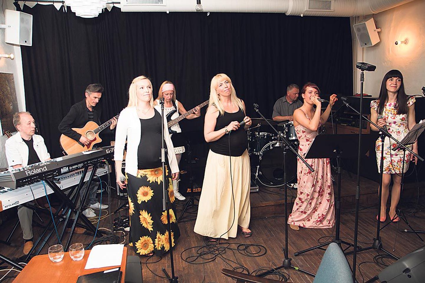 Mirtel & Bändi esimene kontsert Fookuses läks hästi. Laulavad Piret Lilleste (vasakult), Merit Hirvoja-Tamm, Hedi Maaroos ja Elerin Karpin.