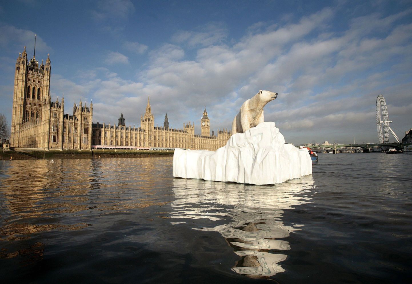 See elusuurune skulptuur jäämäe otsa lõksu jäänud jääkarust ujus Londonis Thamesi jõel 2009. aasta jaanuaris, et juhtida tähelepanu mandrijää sulamisele.
