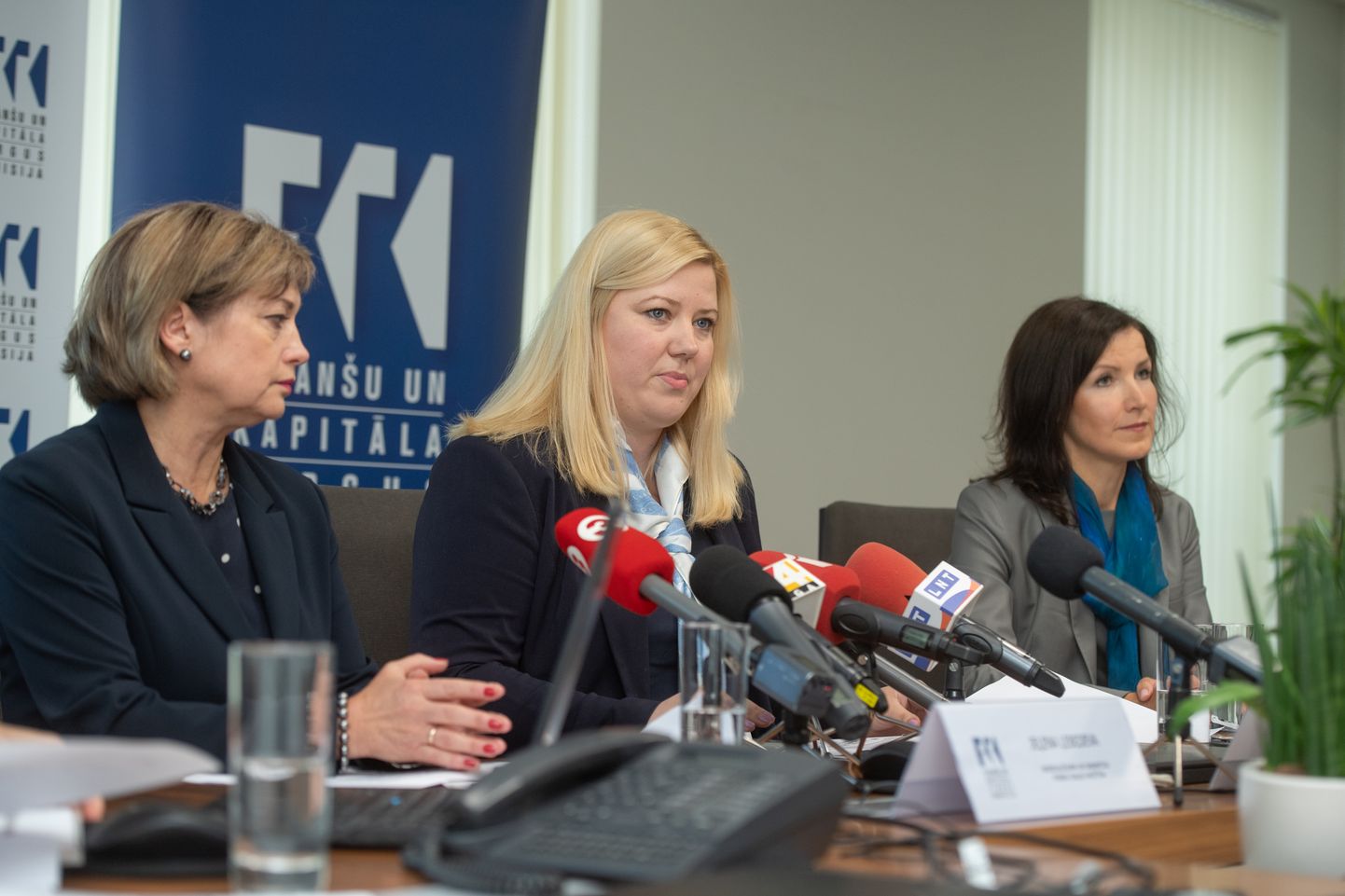 Foto: FKTK preses konferencē informē par "PNB bankas" darbības apturēšanu