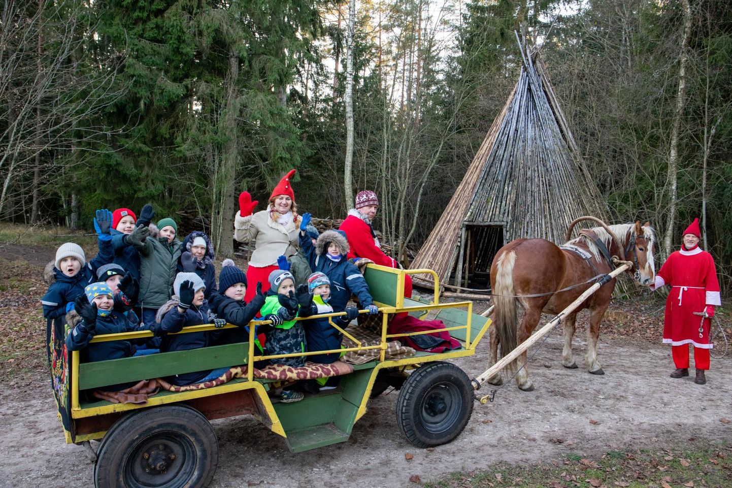 Kuueaastane Eesti raskeveohobune Veenus on rahul, et saab Pärnu linnas Korstna talus jõuluvanale külla tulnud Mai kooli lastele vankrisõitu teha.