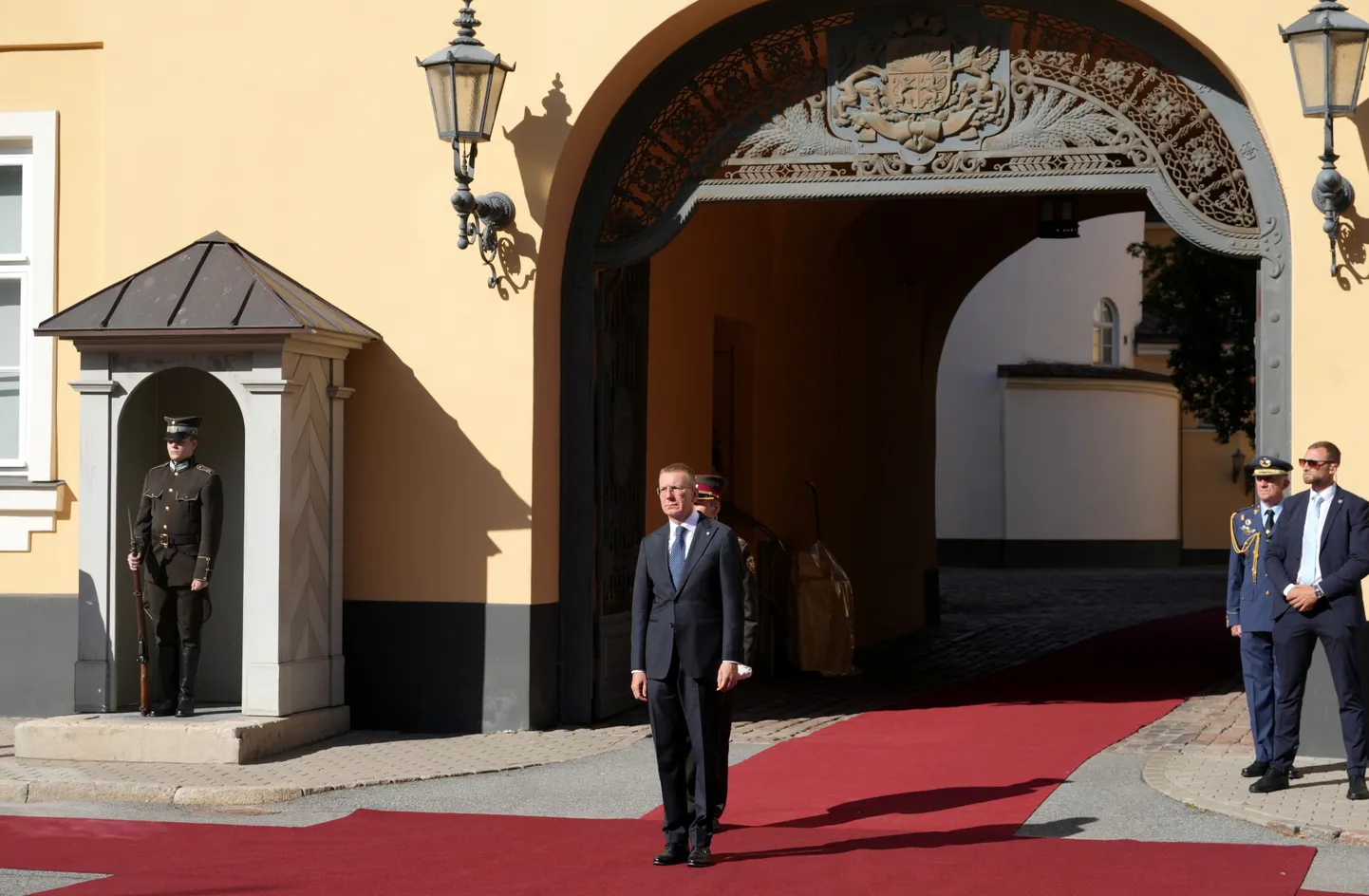 Valsts prezidents Edgars Rinkēvičs (centrā) piedalās Viņa Majestātes Spānijas karaļa svinīgajā sagaidīšanas ceremonijā pie Rīgas pils.