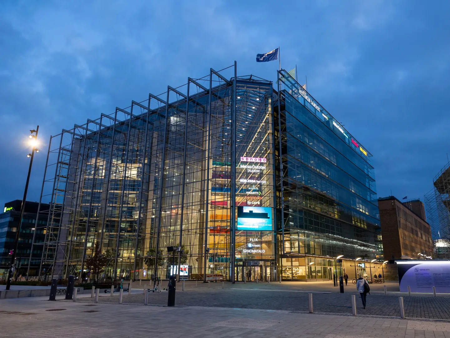 Soome suurima väljaande Helsingin Sanomat toimetus asub Helsingi kesklinnas äri- ja büroohoones Sanomatalo.