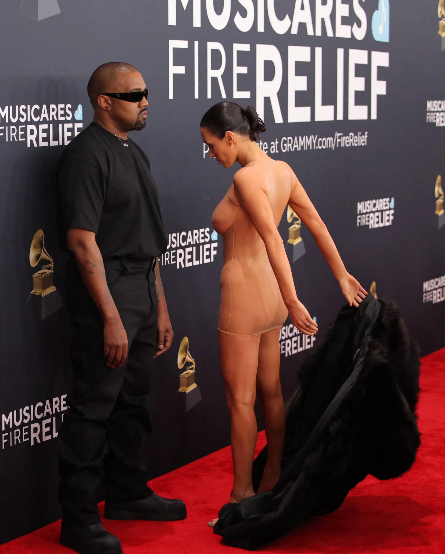 USA räppar Kanye West ja ta naine Bianca Censori, kes tekitas oma alastusega skandaali, 2. veebruaril 2025 muusikaauhindade Grammyde jagamisel Los Angeleses.