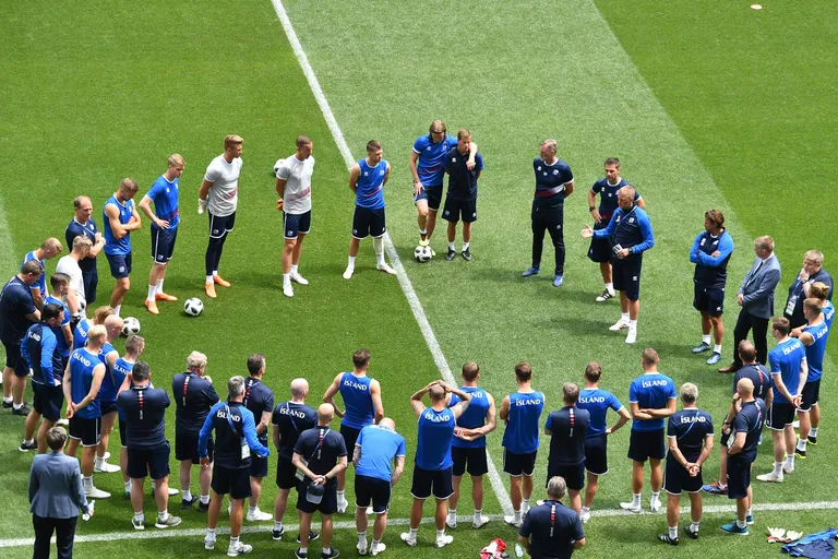 Islandi jalgpallikoondis ja treener Heimir Hallgrimsson (paremal, natuke ringi sees)