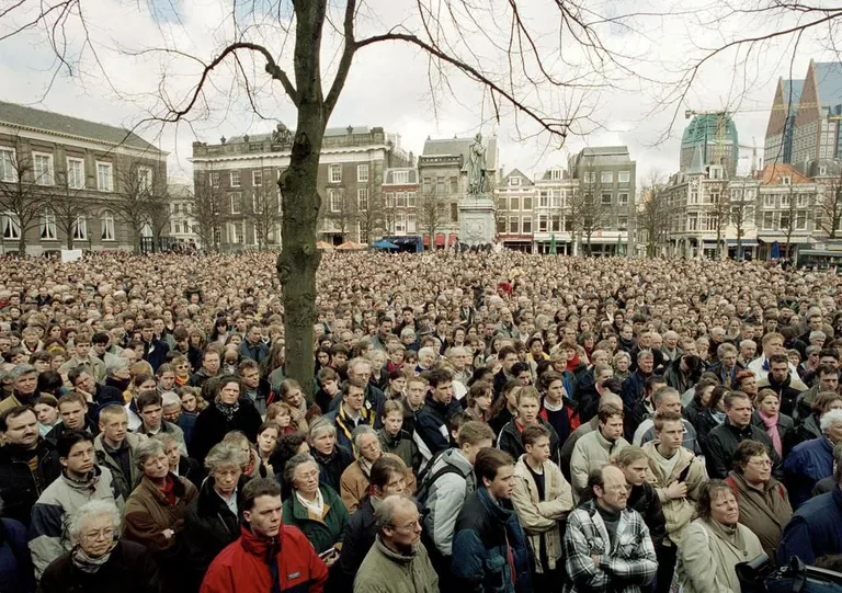 Массовая акция противников эвтаназии перед парламентом Нидерландов в 2001 году. 