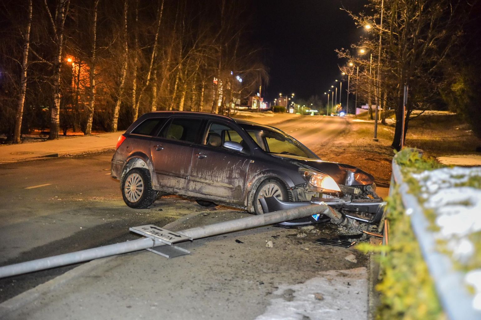 Viljandis põrkas veidi enne keskööd sõiduauto Opel vastu tänavavalgustit.