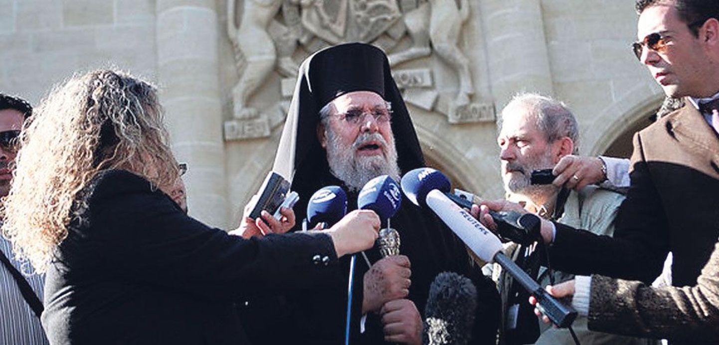 Küprose õigeusu kiriku peapiiskop Chrysostomos II pooldab saareriigi lahkumist euroalast ja naasmist rahvusvaluuta juurde. Kirik on Küprosel suurimaid maavaldajaid.