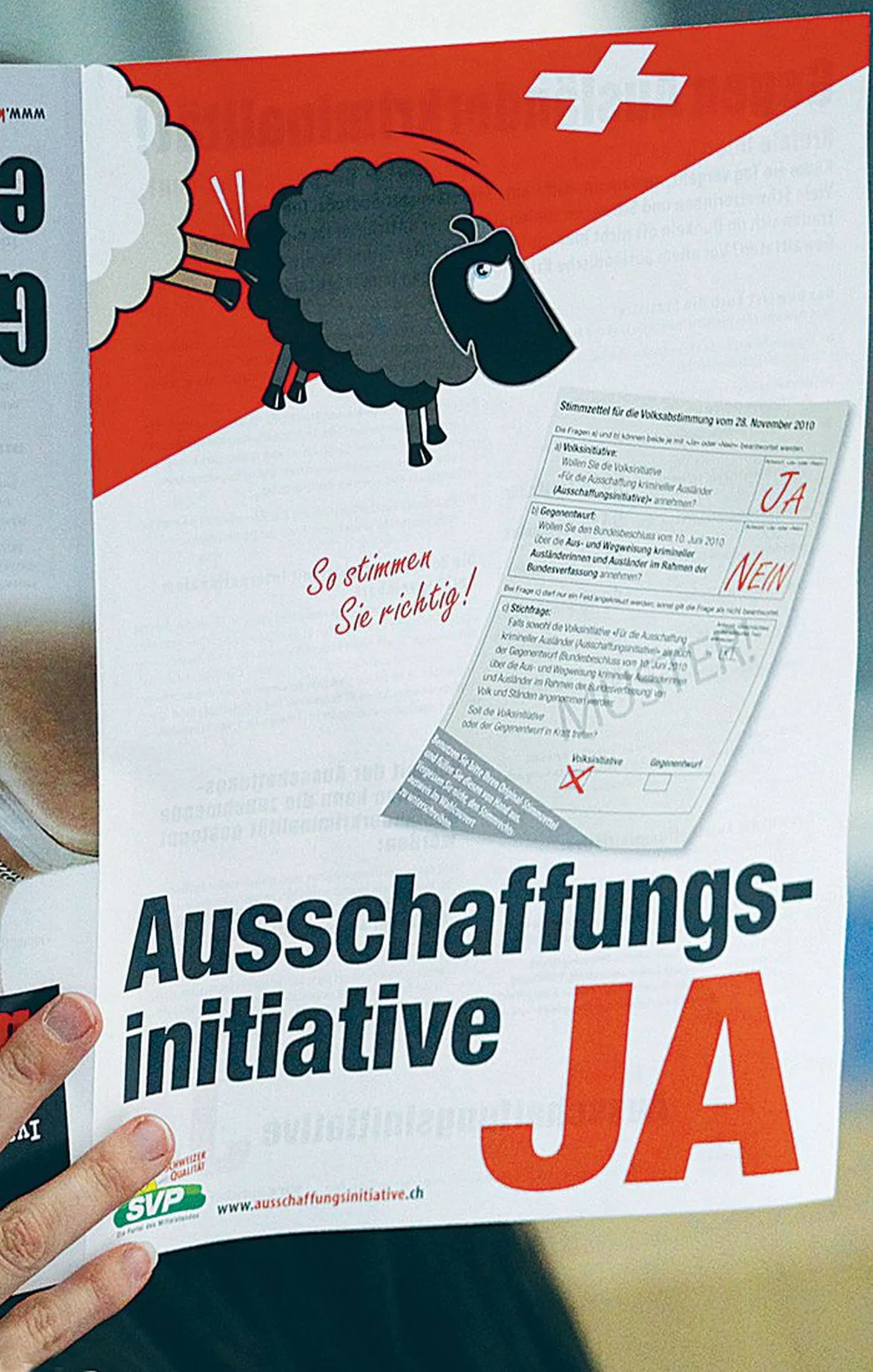 Plakatil kujutatud musta lamba tõrjumine sümboliseerib seadusi rikkunud välismaalaste väljasaatmist Šveitsist.