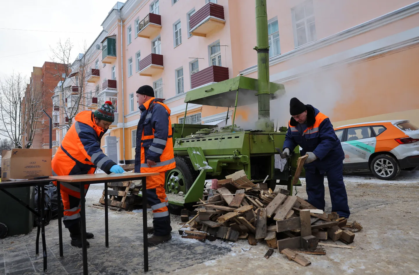 Kui küttesüsteemid Venemaal külmuvad, on eluspüsimiseks vaja alternatiivseid meetodeid. Pildil on liikuvköök Klimovskis, kus saab valmistada sooja sööki. 9. jaanuar 2024.