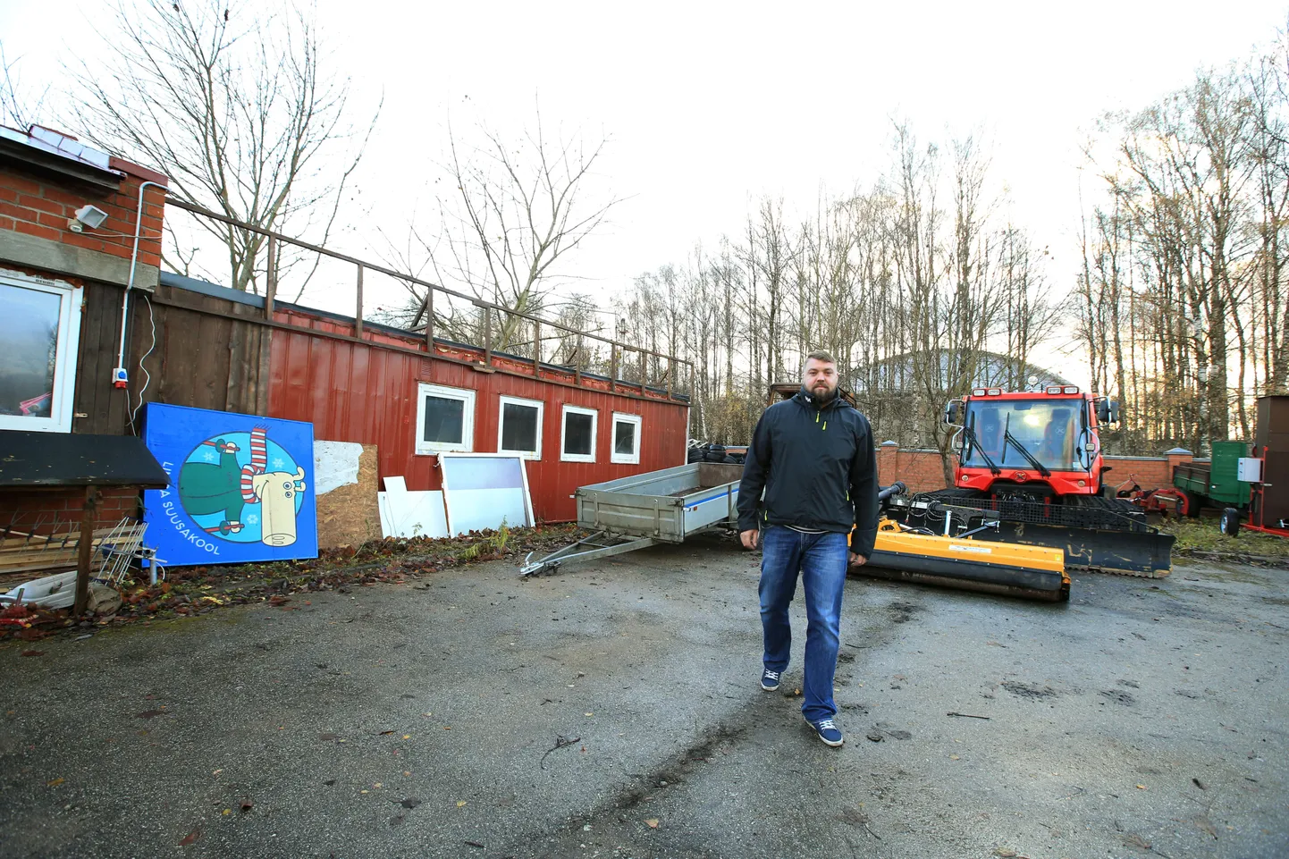 Tähtvere puhkepargi juhataja Marti Viilu seljataha jäävad põlengus kannatada saanud traktorid. Sama koha peale võiks paari aastaga kerkida uus teenindushoone.