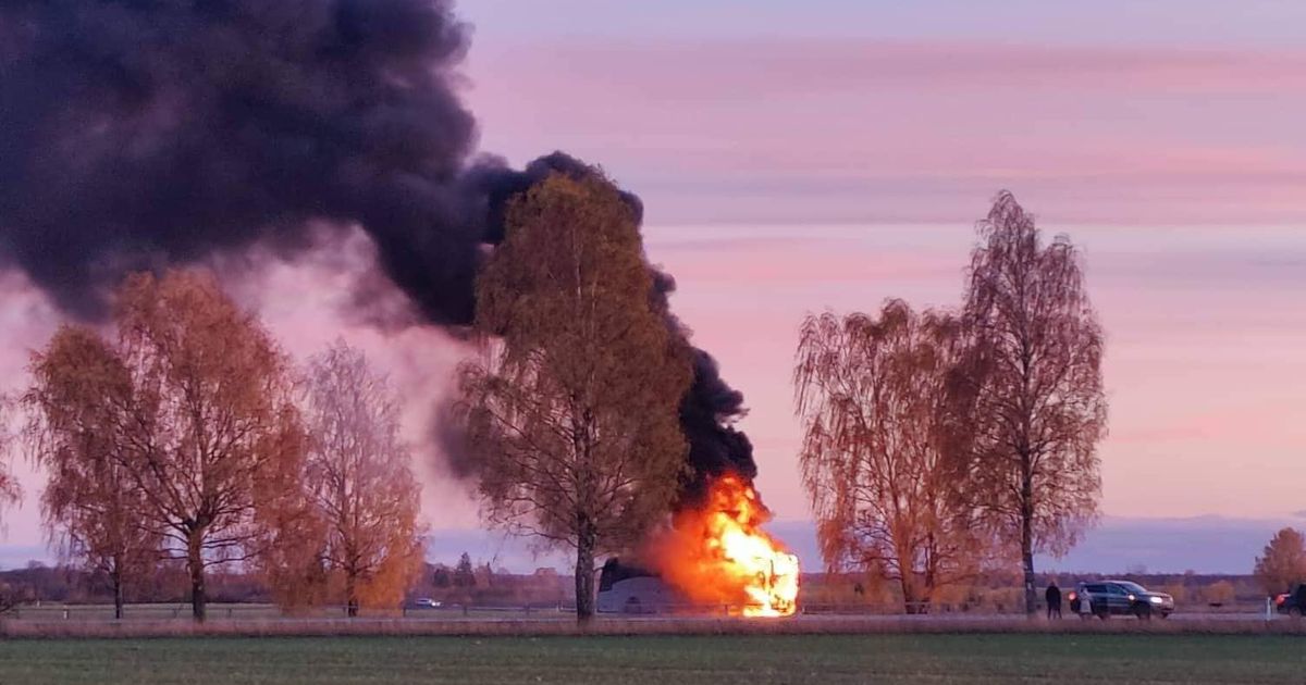На шоссе Таллинн-Нарва загорелся большой пассажирский автобус