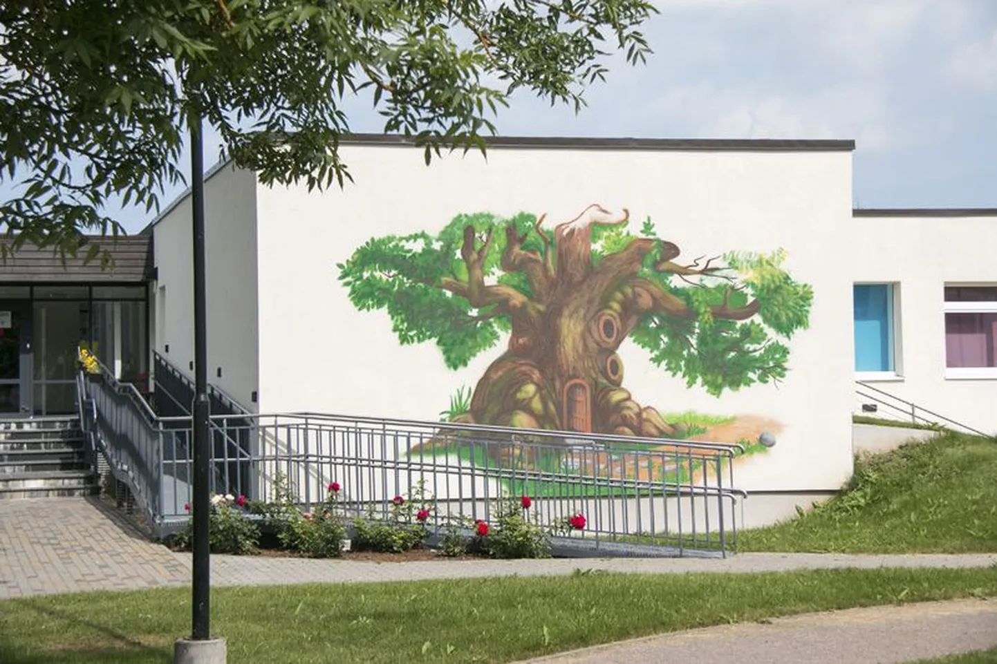 Kunstnik Alvar Jõe seinamaaling Haljala Pesapuu lasteaia peasissepääsu juures. Pilt on illustreeriv.