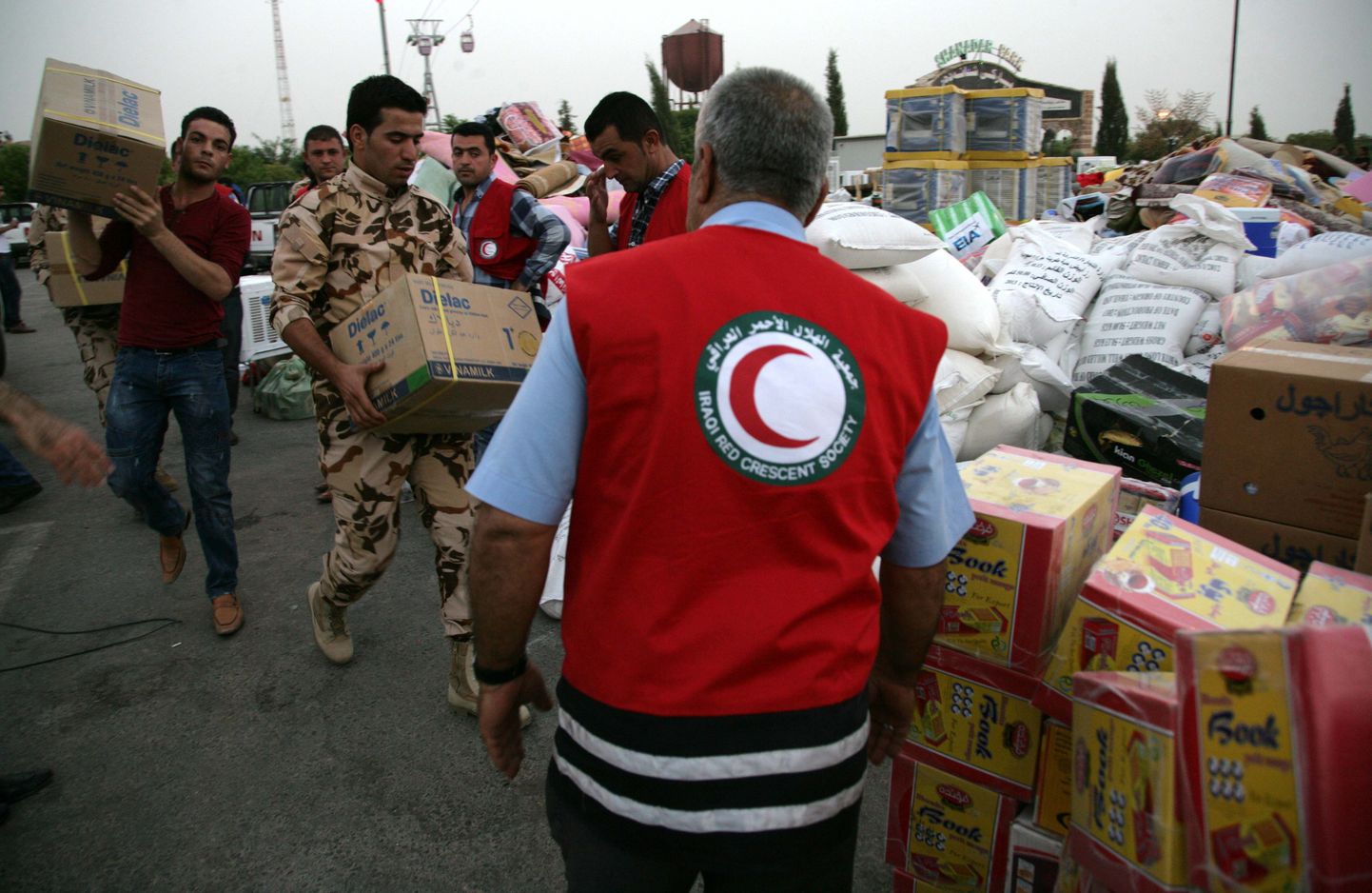 Iraagi Punase Poolkuu liikmed abistavad Süüria põgenikke.