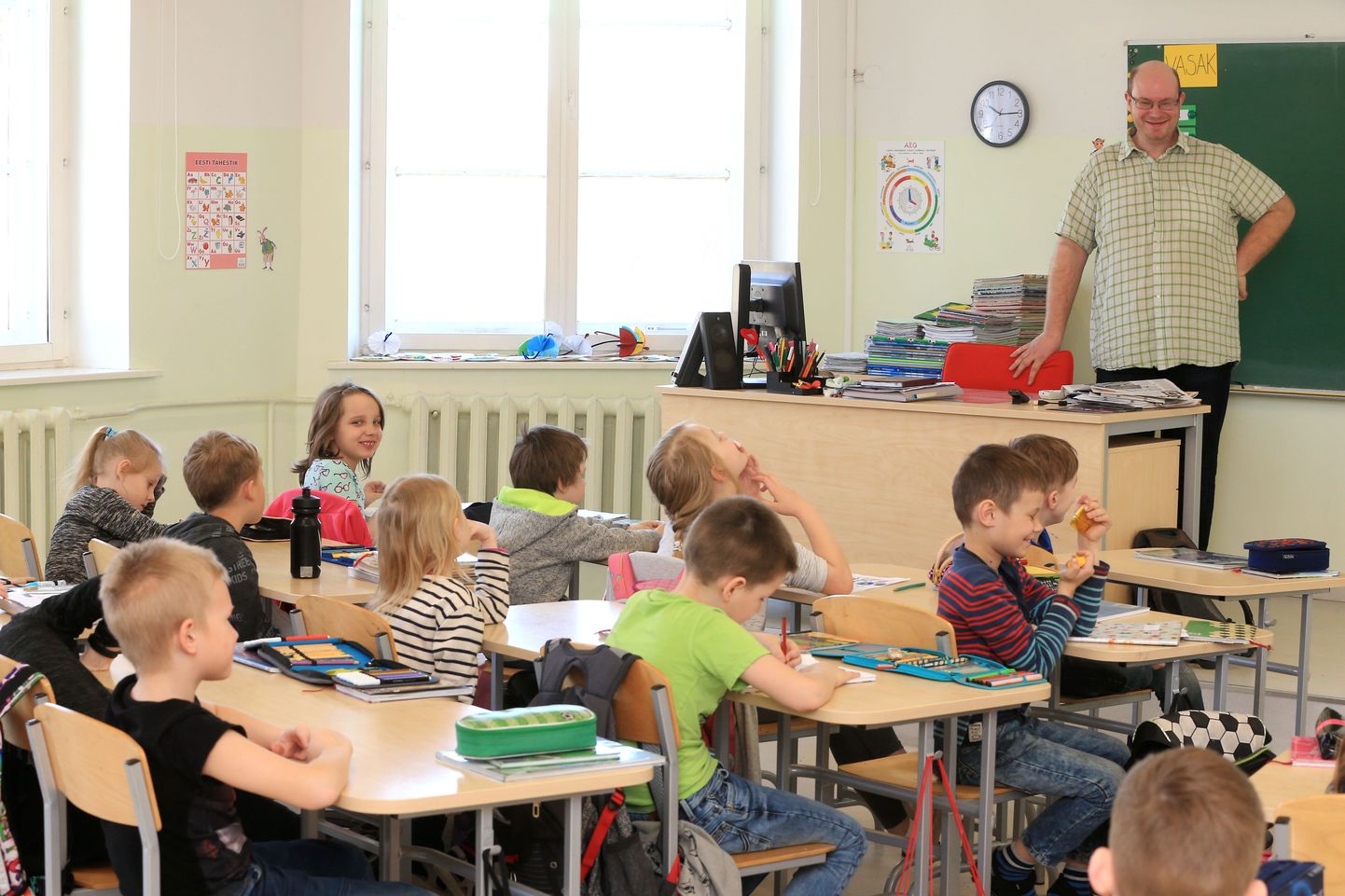 Koolipapaks kehastunud reporter Kaspar Koort arutleb Reiniku kooli 1.c klassi õpilastega teemal, mis on uudis ja mis mitte.
