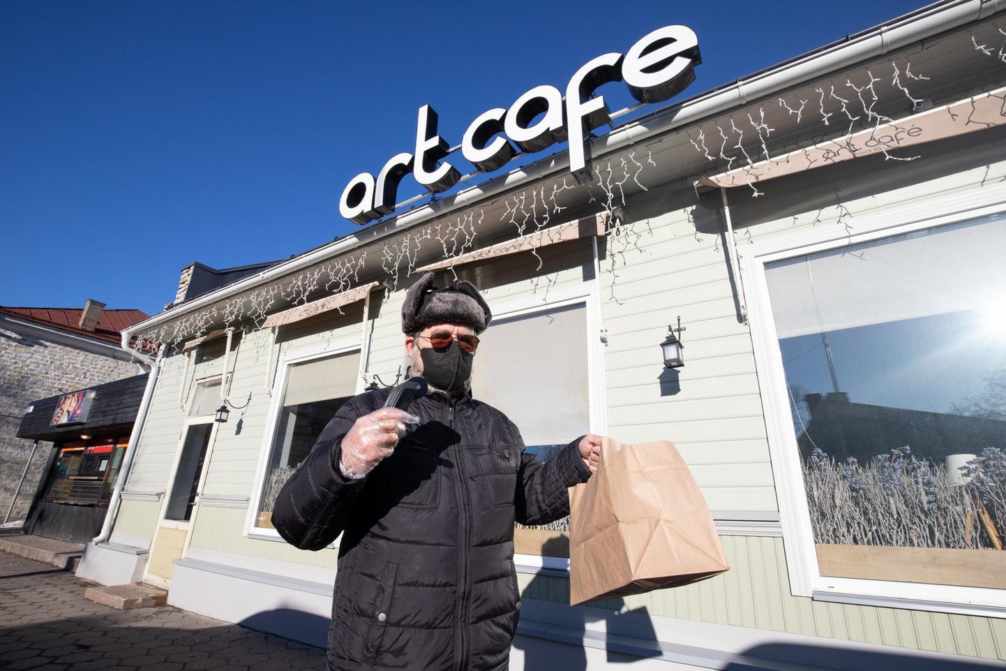 Art Cafés töötab kuller, kelle kiireim aeg jääb kella 12 ja 15 vahele, mil inimesed kodukontorisse lõunat tellivad.